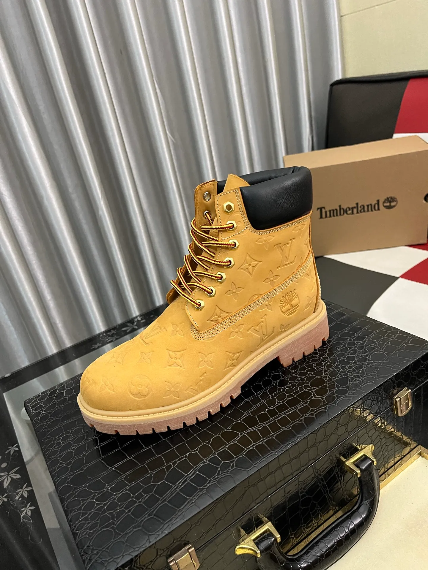 Ex-factory price: 458⌚️⌚️LV x Timberland Timberland joint model Presbyopia Embossed Rhubarb Boots Ankle Boots Short Boots LV x Timberland ankle boots are made of Monogram embossed waterproof nubuck cow leather, relying on the brand's exquisite craftsmanship to carefully reshape the classic Timberland 6-inch boot shape in Italy, with an eye-catching American workwear style. Created by Pharrell Williams 2025 autumn and winter menswear show. Monogram embossed tongue, original Timberland laces and outsole are exquisite details, and the leather label expresses the cooperation logo. Exquisite packaging at the delivery counter🛍📦 ▪️Material: Original customized imported first-layer cowhide ▪️Inner lining: Original customized leather lining/mesh lining ▪️Outsole: Original molded rubber material ▪️Sole thickness: 3.5CM ▪️Size: 38-44